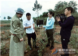 內蒙古電視臺新聞再觀察頻道記者到點頭鎮(zhèn)采訪有機茶園生態(tài)建設